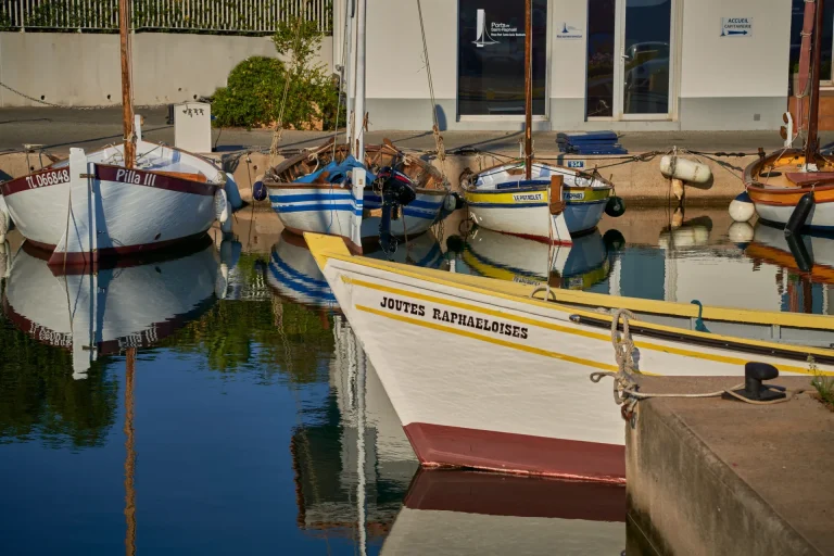 Barques traditionnelles, dont celle des Joutes Raphaëloises, au port Santa Lucia