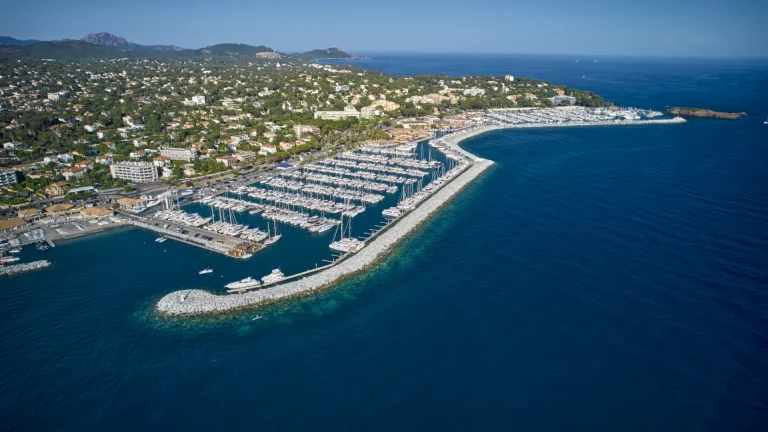 Vue aérienne du port Santa Lucia, de sa grande digue et de la côte de Saint-Raphaël