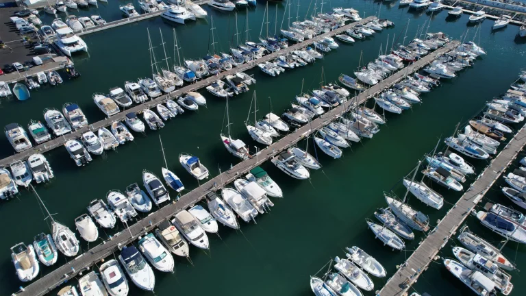 Pontons et bateaux du port Santa Lucia vus du ciel