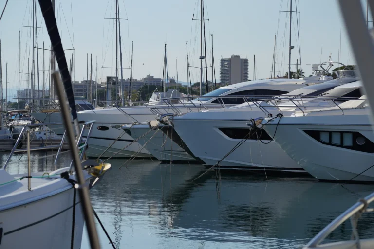 Yachts amarrés au port Santa Lucia