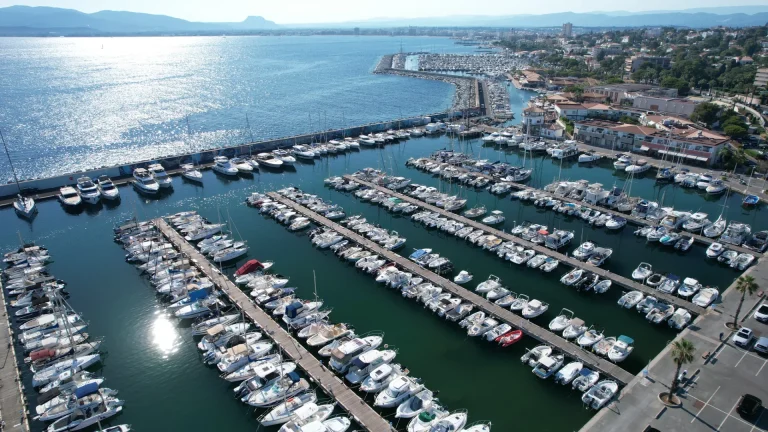 Vue aérienne des pontons du port Santa Lucia, la baie de Saint-Raphaël en arrière-plan